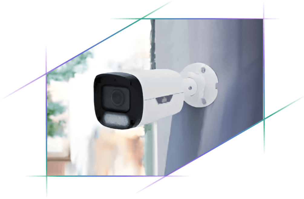 Cámara de videovigilancia instalada en la pared exterior de un edificio residencial para proteger comunidades vecinales.