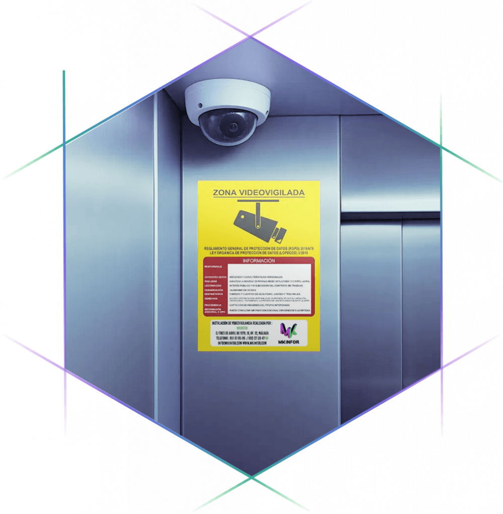 Cámara de videovigilancia instalada en el techo de un ascensor para mejorar la seguridad en comunidades de vecinos.