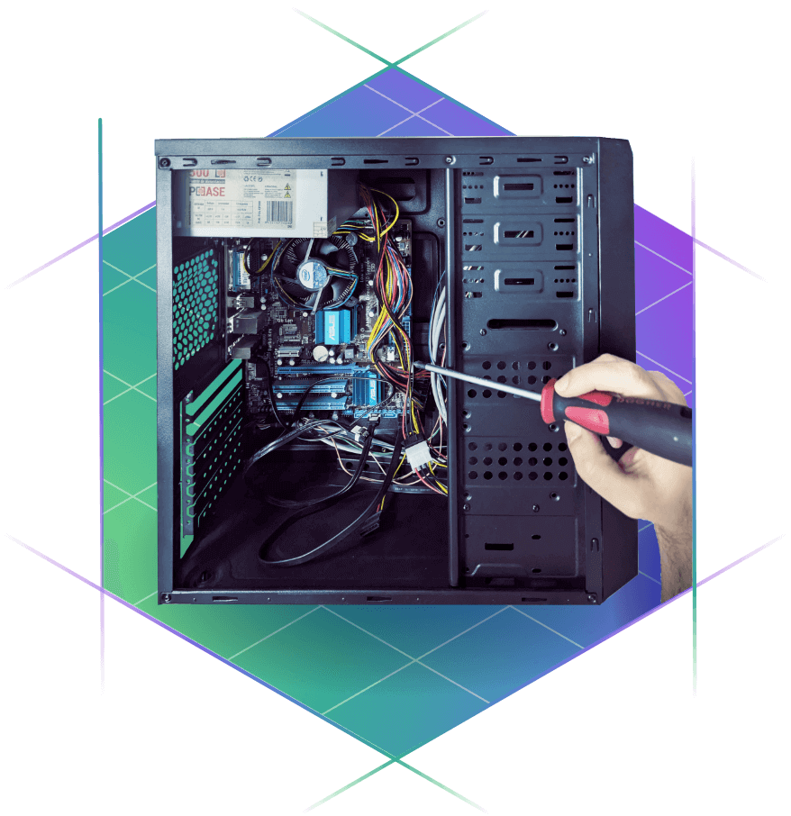 Técnico realizando mantenimiento informático en Málaga para empresas, con reparación de ordenadores y soporte IT profesional.