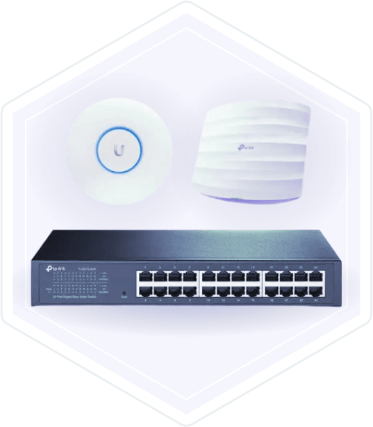 Equipamiento de red profesional con routers, switches y puntos de acceso para conexión rápida y estable.